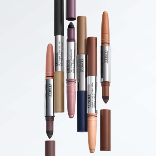 Een collectie lipgloss en lippenstift tubes in verschillende tinten nude, roze en bruin, rechtop geplaatst.