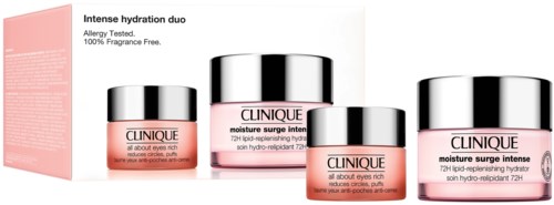 Vier roze potjes Clinique hydraterende producten en een roze doos staan op een witte achtergrond.