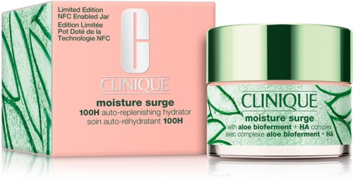 En Clinique moisture surge burk med gröna och vita detaljer, och en rosa box bredvid, som främjar hudens återfuktning.