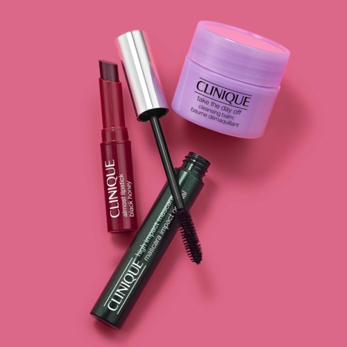 Clinique huidverzorgingsproducten, inclusief een masker en lippenbalsem, worden weergegeven op een roze achtergrond.