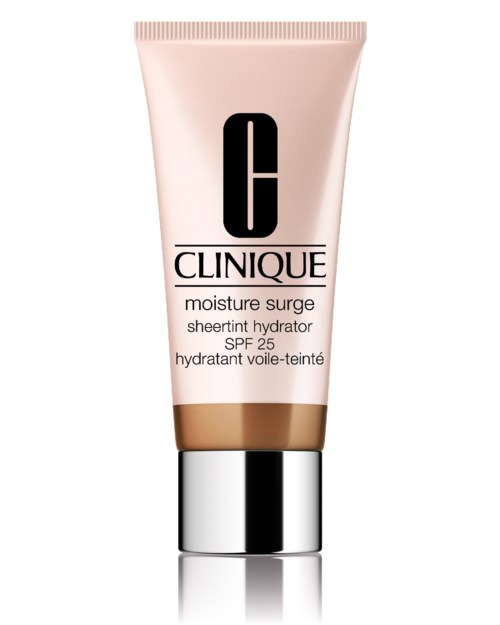 Een tube Clinique vochtinbrengende crème met SPF 25, roze en goud op een witte achtergrond.
