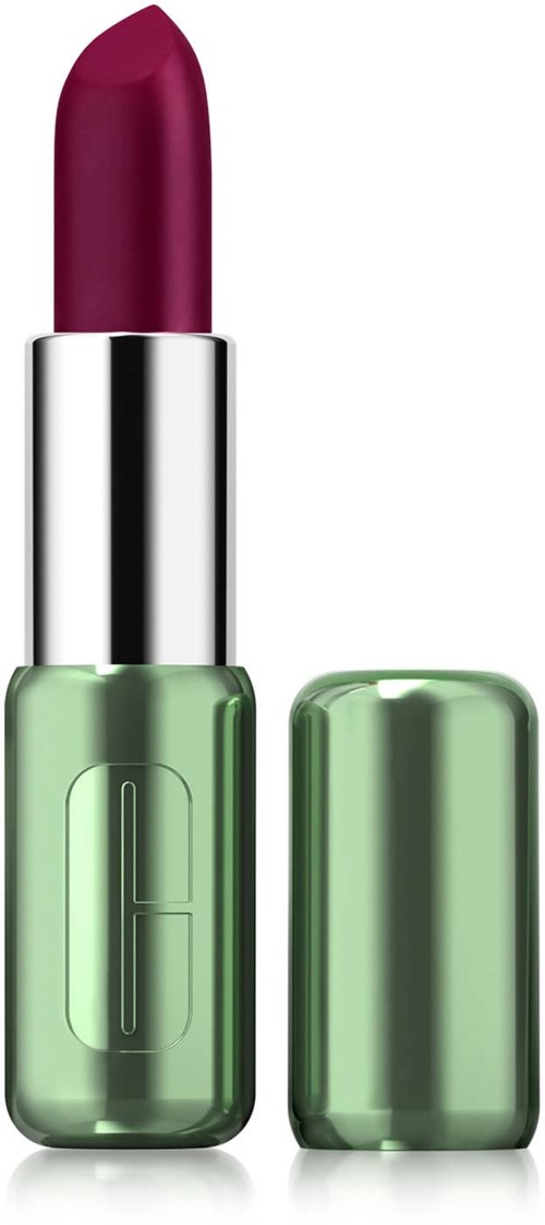 Een lippenstift in een groene houder met deksel eraf, met dieppaarse kleur. De houder is glanzend en heeft een getextureerd ontwerp.