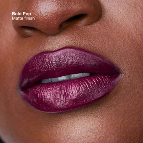 Close-up van lippen met glanzende, paarse lippenstift in matte afwerking, toont huidtextuur en details.