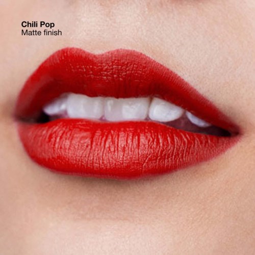 Close-up van lippen met rode matte lippenstift, licht geopend met tanden zichtbaar.