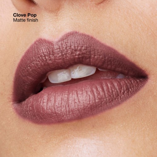Close-up van lippen met mat mauve lipstick, licht open mond en tanden zichtbaar.