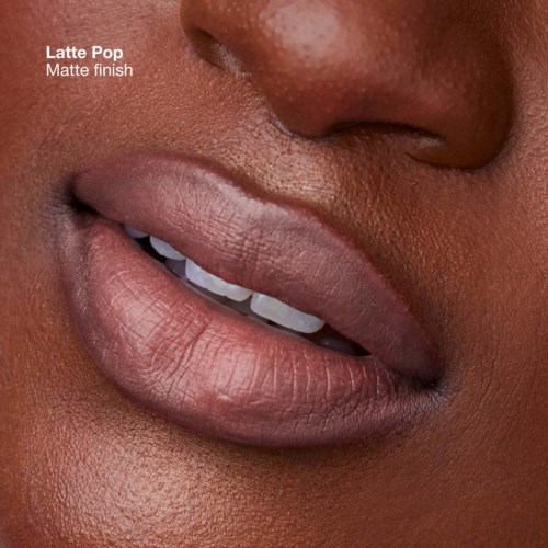 Close-up van lippen met matte afwerking, lichte glimlach en gladde huid.