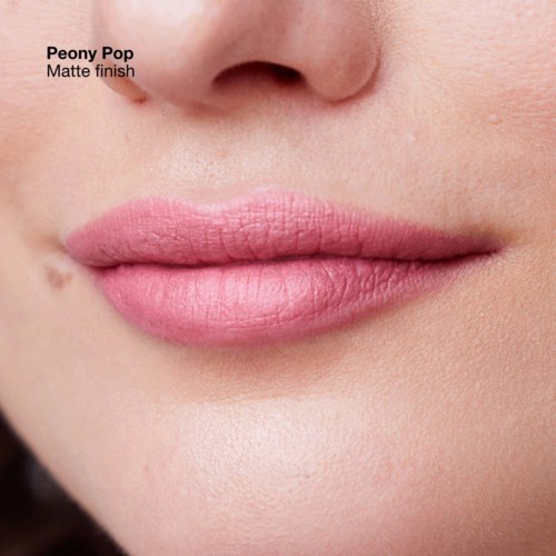 Nahaufnahme der Lippen mit sanfter rosa Lippenstift und leichter matten Oberfläche, zeigt glatte Haut und natürlichen Look.