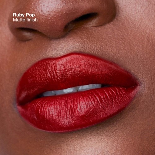 Nahaufnahme von Lippen mit rubinrotem mattem Lippenstift, zeigt Textur und Glanz der Lippen.