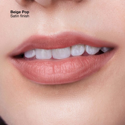 Close-up van lippen met beige roze lippenstift en zichtbare witte tanden, met een lichte glimlach.