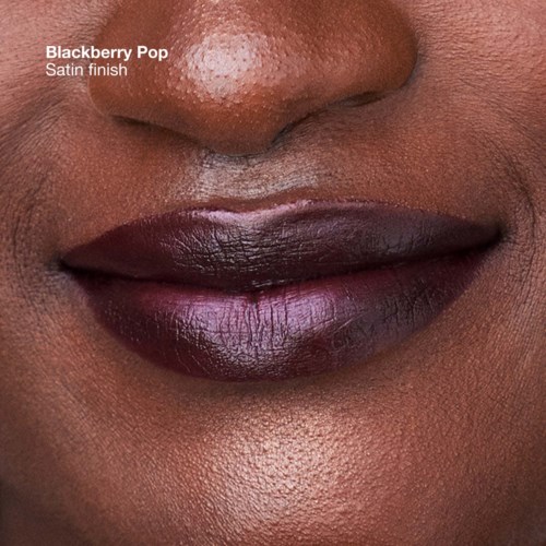 Close-up van lippen met donkergroen paarse lipstick, glanzend, en huid rondom mond.