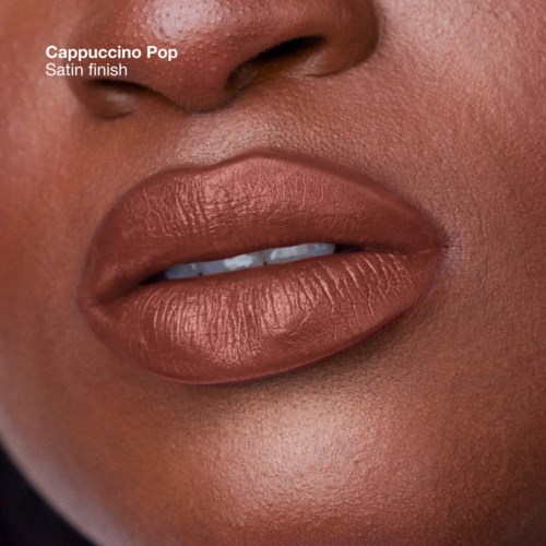 Close-up van lippen met gladde, bruine lipstick, toont glanzende, goed verzorgde huid.