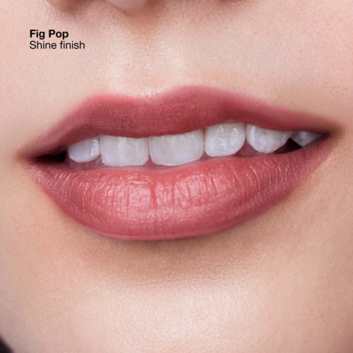 Nahaufnahme von Lippen mit glänzendem, natürlich wirkendem rosa Lippenstift, die ein sanftes Lächeln und weiße Zähne zeigen.