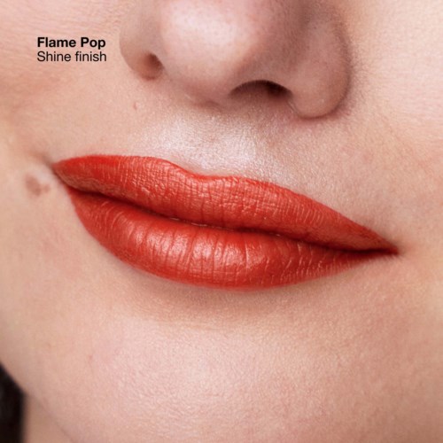 Close-up van lippen met glanzende rode lipstick en deel van neus erboven, met tekst over Flame Pop glans.