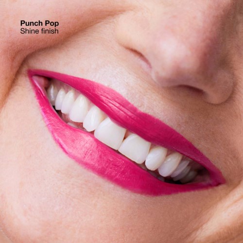 Ein lachender Mund zeigt weiße Zähne mit pinkem Lippenstift, Nahaufnahme von Lippen und Lächeln.