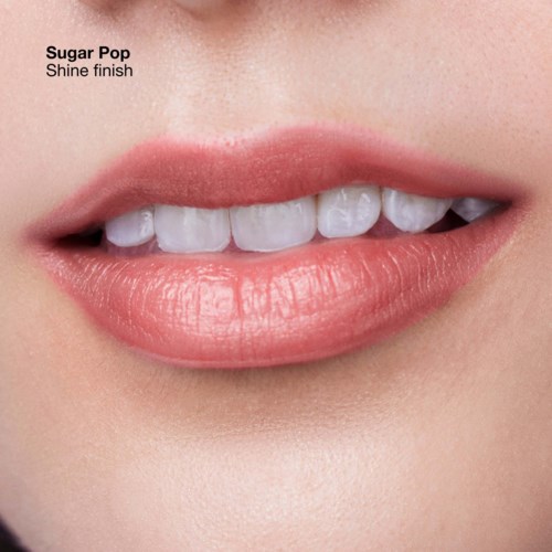 Close-up van lippen met tanden zichtbaar, zachte roze lippenstift, gladde huid en tekst over de lippenstiftkleur.