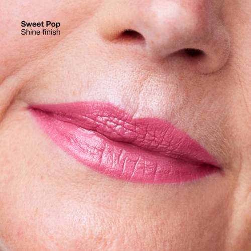 Nahaufnahme von Lippen mit rosa Lippenstift, zeigt Glanz und glatte Textur. Text sagt "Sweet Pop Shine finish."