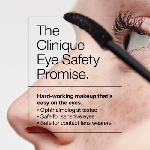 Tekst promoot Clinique oogmake-up dat veilig en gemakkelijk is, getest door oogartsen, geschikt voor gevoelige ogen en dragers van contactlenzen.
