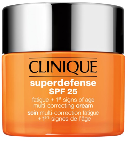 Pieni oranssi lasipurkki hopeisella kannella, merkitty 'Clinique Superdefense SPF 25' suojaksi ja ikääntymisen ehkäisyyn.