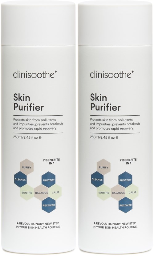 Twee witte flessen Clinisoothe+ Skin Purifier met productgegevens en voordelen.