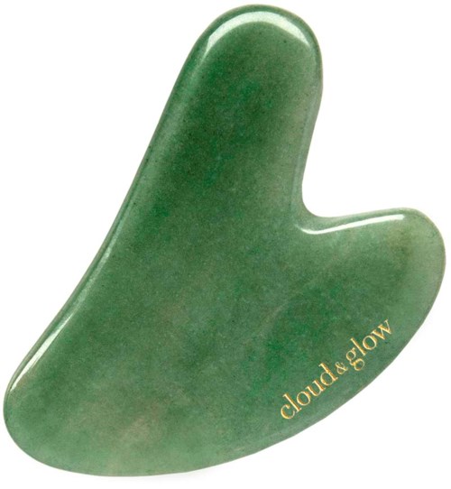 Een groene, amoeboïde steen of mineraal met de woorden "cloud & glow" in goud.