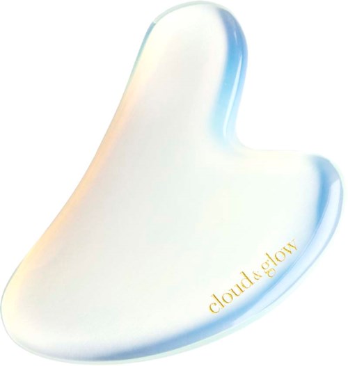 Een wit huidverzorgingsproduct in duimvorm met de woorden "cloud & glory".
