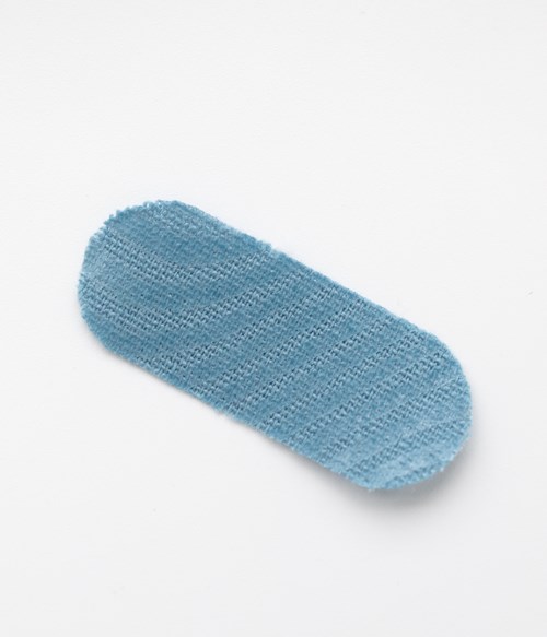 Een klein blauw pleistertje op een witte achtergrond.
