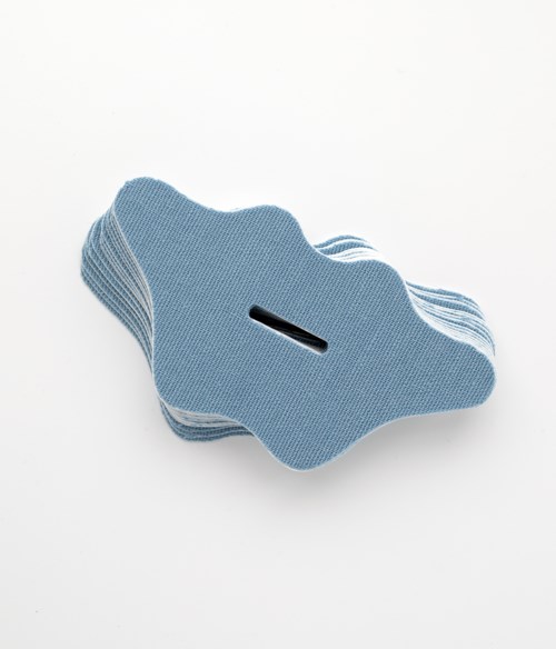 Een blauwe spons met een rechthoekige opening in het midden, gevormd als een wolk of abstracte vorm.