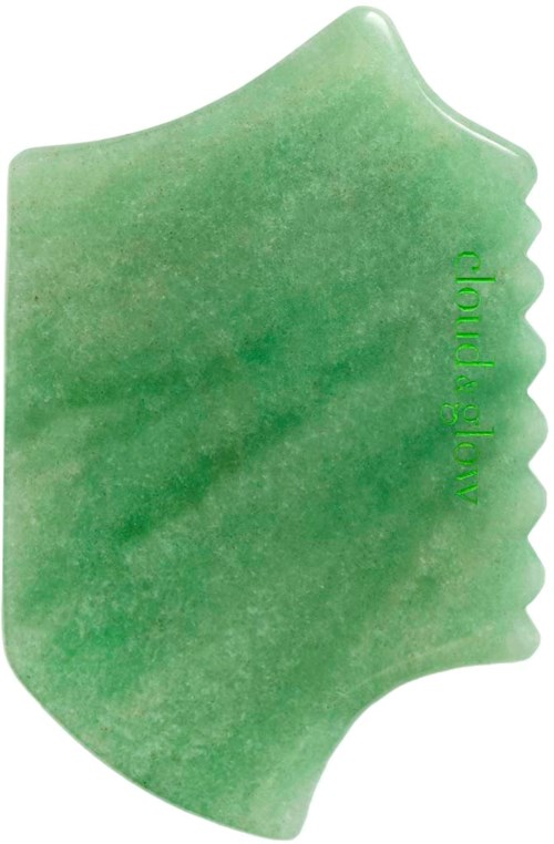 Een groene jade-steen in de vorm van een hand, met een getextureerde oppervlakte en ingesneden tekst aan de zijkant.