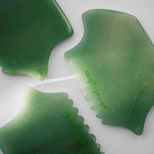 Drie stukjes gebroken groen glas met de woorden 'Color of Hope' en 'Miracle' erop.