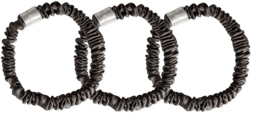 Drie zwarte elastische haarbandjes met zilveren clips zijn aan elkaar gekoppeld.