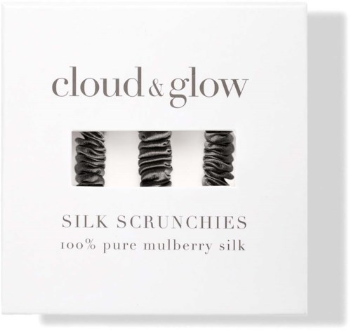 Tekst op een doos voor zijden haarbanden, vermeldt 'cloud & glow' en '100% pure mutser-satijn.'