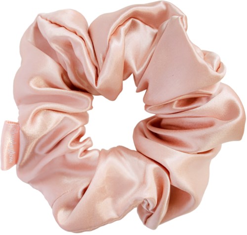 En rosa satinscrunchie med samlad tyg, används för att knyta håret i en hästsvans eller knut.