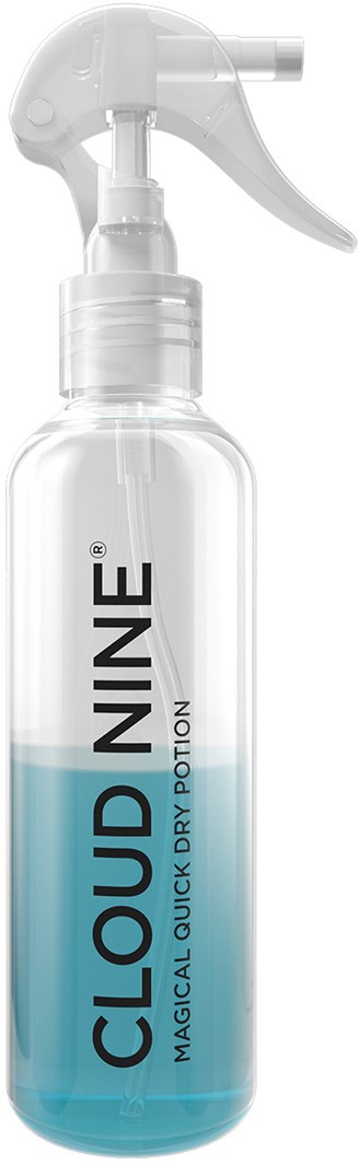 Przezroczysta butelka z rozpylaczem, oznaczona "CLOUD NINE" i "Magical Quick Dry Potion," częściowo wypełniona niebieską cieczą.