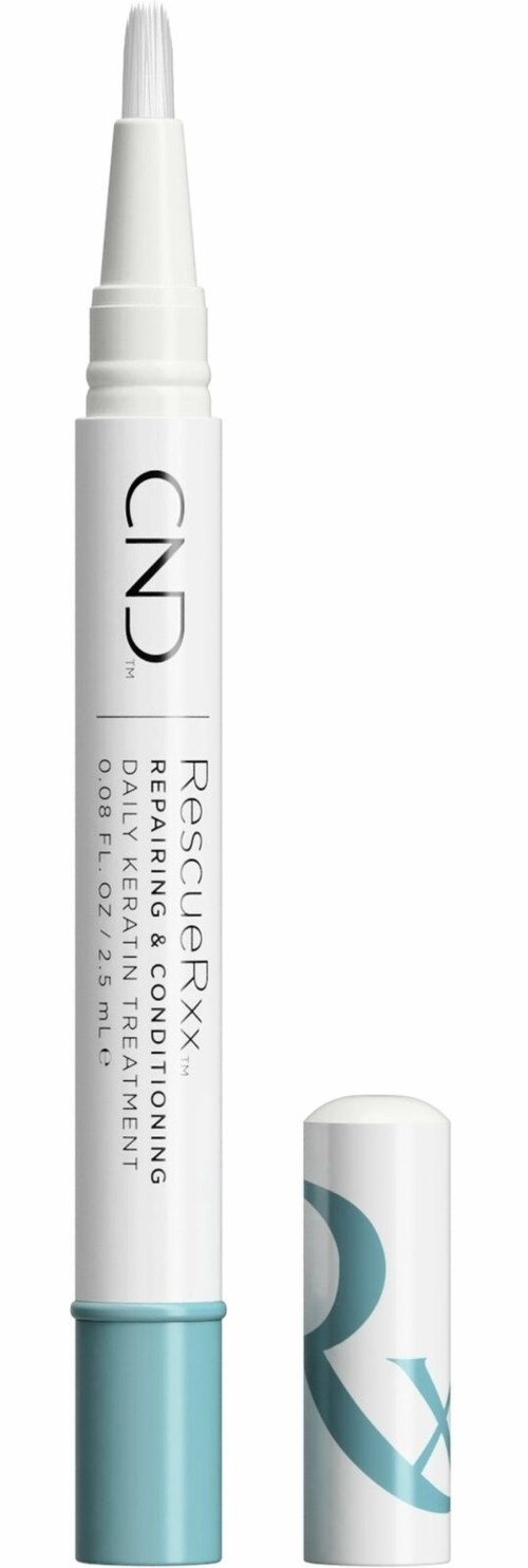 Een witte pen met een blauwe dop met het label CND, bedoeld voor nagelkunst, zonder dop.