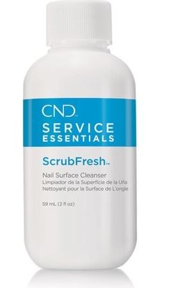 Een witte fles met een blauw label die zegt CND Service Essentials ScrubFresh, gebruikt voor nagelreiniging.
