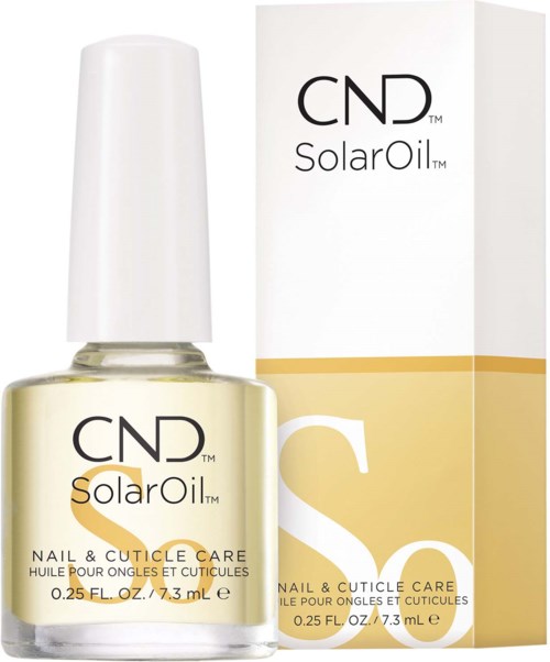 CND SolarOil nagel- en nagelriemverbeterolie in een kleine glazen fles met een witte dop, naast de witte en goudkleurige doos.