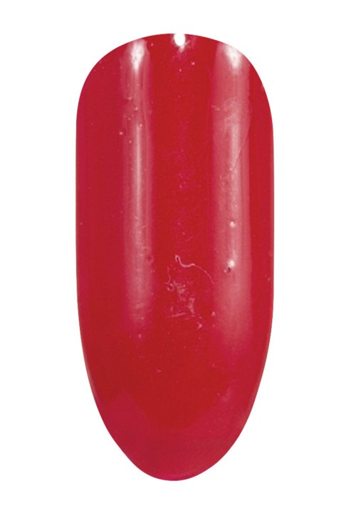 Rote Nagellack auf einem Fingernagel mit Kratzern und Lichtreflexen.