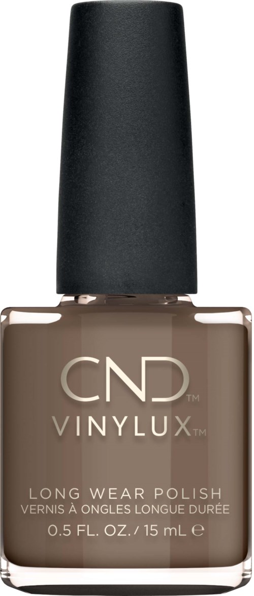 Een nagellakfles met label CND VINYLUX, zwarte dop en taupekleurige nagellak binnen.