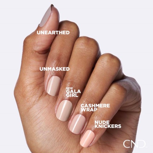 Eine Hand mit lackierten Nägeln, mit Labels für verschiedene Nagellack-Stile: Unearthed, Unmasked, New Gala Girl, Cashmere Wrap, Nude Knickers.