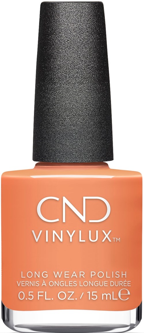 Een flesje CND Vinylux langhoudende nagellak in perzikkleur met zwarte dop.