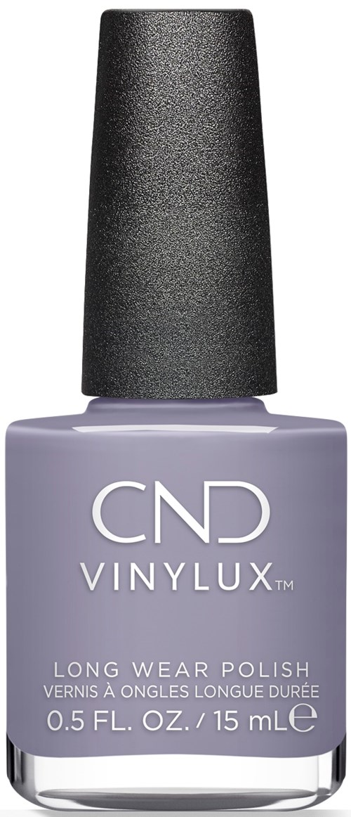 Een flesje lavendelkleurige nagellak met zwarte dop, gemarkeerd CND Vinylux, duurzame nagellak.
