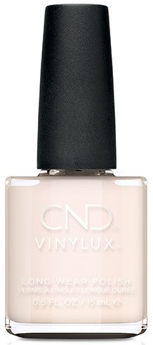 Een flesje lichtkleurige nagellak met een zwarte dop, gemarkeerd CND VINYLUX, lange draagkracht.