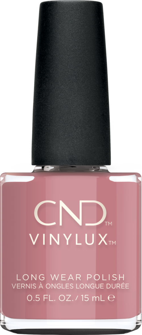Een flesje roze nagellak met een zwarte dop, gelabeld CND Vinylux Long Wear Polish, 0,5 fl oz.