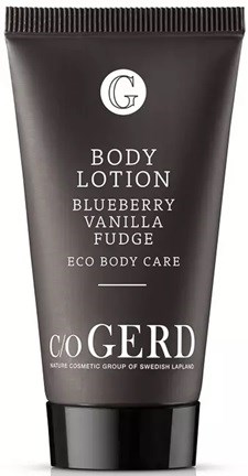Musta puteli, jossa lukee 'Body Lotion' ja sen tuoksut ovat mustikka, vanilja, fudge ja ekokroppahoito C/O GERD.