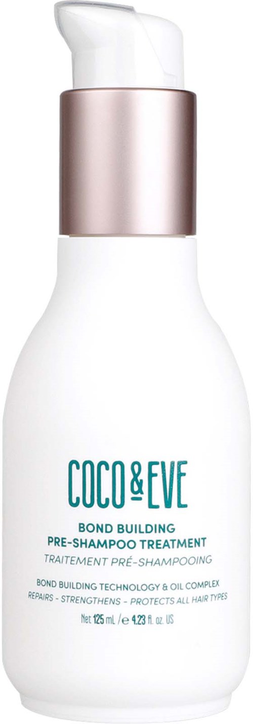 Een witte fles met pomp, gelabeld Coco & Eve Bond Building Pre-Shampoo Treatment, ontworpen voor haarverzorging.