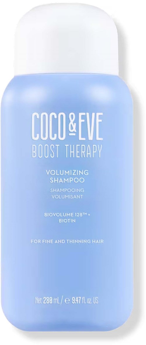 En lyseblå sjampo-flaske med hvit hette, merket COCO & EVE BOOST THERAPY for tynt hår.