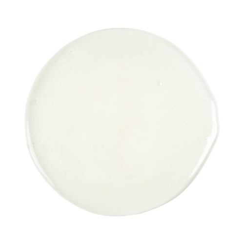 Een kleine, ronde, witte of crèmekleurige schaal met een vloeistof erin, mogelijk melk of room.