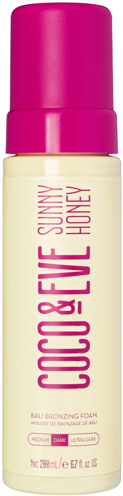 En flaske Coco&Eva Sunny Honey-bronseringsskum med rosa hette og kremfarget kropp. Teksten viser produktnavn og funksjoner.