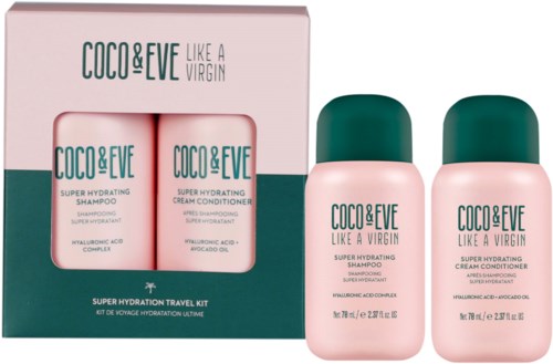 Twee flessen shampoo en conditioner met roze etiketten en groene doppen, in een doos gemerkt 'Super Hydrating'.