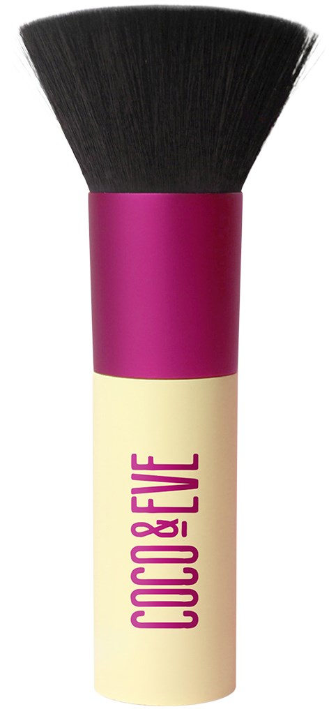 Een make-up kwast met zwarte haren, roze en gele handgreep met 'COCO & EVE' geschreven.